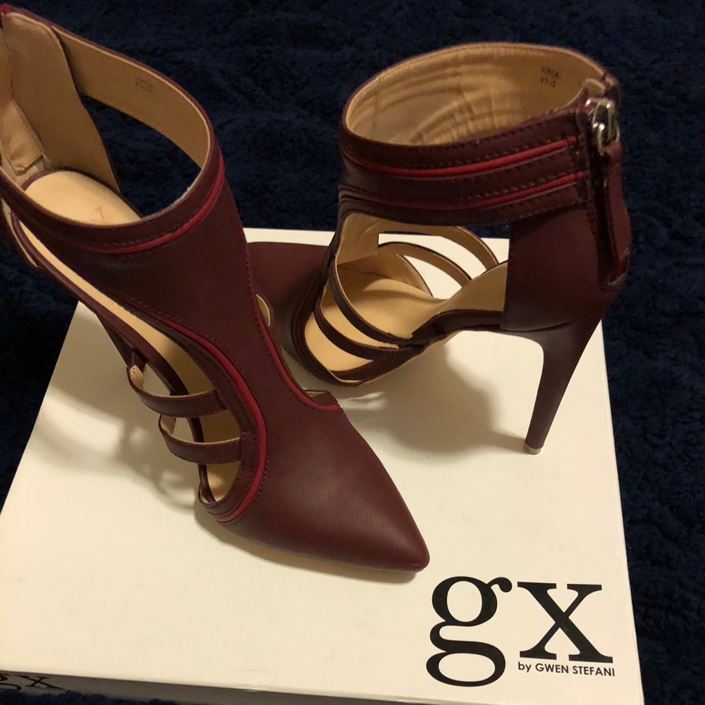 GX Gwen Stefani -Turn a Chair with these Shoes!! - Picture 2 of 3
